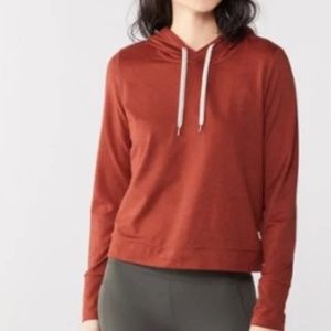 Vuori Halo Essential Cropped Pullover Hoodie Sweatshirt in Currant Heather Red